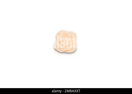 Candela profumata di vari colori isolata su sfondo bianco a forma di fiore. Elegante candela colorata Foto Stock