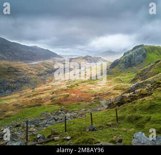 Il Passo di Llanberis al Passo Pen Y, visto dal versante nord del Monte Snowdon (Yr Wyddfa), Snowdonia, Galles, in una giornata nuvolosa e piovosa d'inverno. Foto Stock