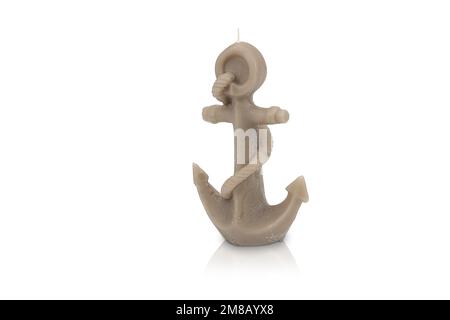 Candela profumata di vari colori isolata su sfondo bianco a forma di fiore. Elegante candela colorata Foto Stock