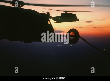Un elicottero MH-53J a tre navate Low III del 20th Special Operations Squadron viene rifornito subito dopo il tramonto durante Jaguar Bite '89, un esercizio congiunto dell'esercito e dell'aeronautica condotto dagli Stati Uniti Comando operazioni speciali. Operazione/Serie oggetto: JAGUAR BITE '89 Paese: Sconosciuto Foto Stock