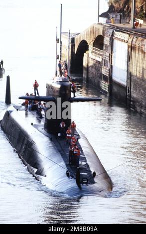 Gli equipaggi si trovano sul ponte di un sottomarino missilistico balistico nucleare della classe della Marina americana Lafayette, mentre passa attraverso le chiuse di Miraflores del canale di Panama. Paese: Panama (PAN) Foto Stock