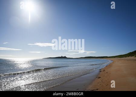 Embleton Beach nel Northumberland con il Castello di Dunstanburgh in lontananza Foto Stock
