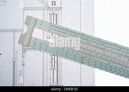 Consente di creare disegni con un righello per diapositive. Un modo ...
