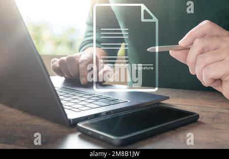 Firma elettronica e ufficio senza carta. L'uomo d'affari utilizza una penna stylus per firmare documenti elettronici o digitali su schermo virtuale. Firma elettronica. Foto Stock