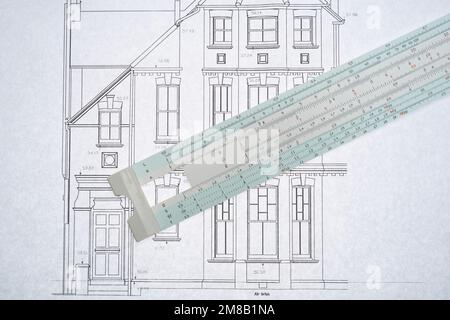 Consente di creare disegni con un righello per diapositive. Un modo ...