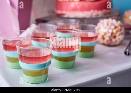 primo piano di gelatina multicolore su una barra di caramelle Foto Stock