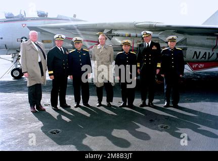 I funzionari militari in visita della Repubblica popolare Cinese posano per una fotografia con RDML (metà inferiore) Thomas A. Mercer, comandante, Gruppo di vettori 7, a sinistra; VADM Henry H. Mauz Jr., comandante, 7th flotta, destra, e dignitari civili a bordo del ponte di volo della portaerei nucleare USS NIMITZ (CVN-68). Un aereo Fighter Squadron 211 (VF-211) F-14A Tomcat è parcheggiato in background. Paese: Oceano Pacifico (POC) Foto Stock