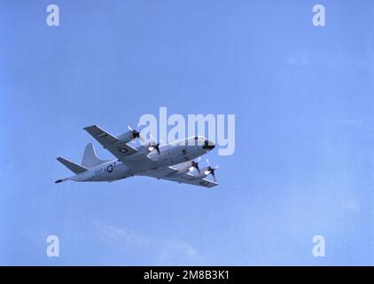 Un aereo P-3C Orion partecipa a una dimostrazione degli Stati Uniti Aerei della Marina condotti per funzionari militari della Repubblica popolare Cinese in visita a bordo della portaerei nucleare USS NIMITZ (CVN-68). Paese: Oceano Pacifico (POC) Foto Stock