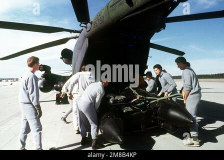 Una zattera Zodiac delle forze speciali dell'esercito viene caricata in un elicottero MH-53J a tre navate Low III dello Squadrone delle operazioni speciali 20th durante Jaguar Bite '89, un esercizio congiunto dell'esercito e dell'aeronautica condotto dagli Stati Uniti Comando operazioni speciali. Oggetto/Serie: JAGUAR BITE '89 Stato: North Carolina (NC) Paese: Stati Uniti d'America (USA) Foto Stock