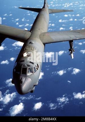 Una vista frontale aria-aria di un aereo stratofortezza B-52G armato di un missile Harpoon AGM-84A. Base: Andersen Air base Stato: Guam (GU) Paese: Stati Uniti d'America (USA) Foto Stock