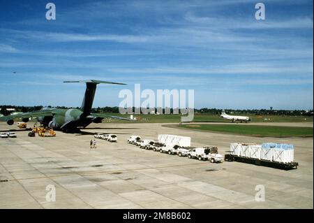 Il gruppo di assistenza alla transizione delle Nazioni Unite (UNTAG) viene caricato in un aereo militare US 60th Ala C-5A Galaxy durante il DISTRETTO ELETTORALE operativo. Il C-5 sta trasportando un contingente di ingegneri australiani reali per assistere le forze di pace dell'UNTAG in preparazione delle elezioni del novembre 1989 e dell'indipendenza della Namibia. Subject Operation/Series: ELECTION DISTRICT base: RAAF Richmond Paese: Australia (AUS) Foto Stock