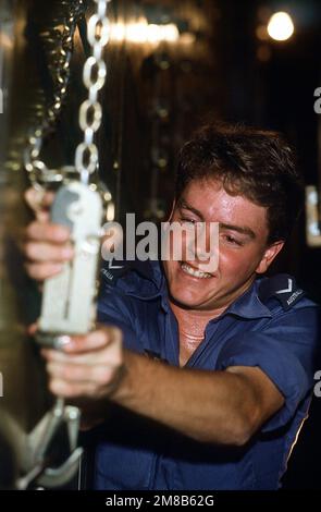 Un aviatore australiano concatena un veicolo Land Rover del gruppo di assistenza alla transizione delle Nazioni Unite (UNTAG) nella stiva di un aereo militare US 60th Ala C-5A Galaxy durante il DISTRETTO ELETTORALE operativo. Il C-5 sta trasportando un contingente di ingegneri australiani reali per assistere le forze di pace dell'UNTAG in preparazione delle elezioni del novembre 1989 e dell'indipendenza della Namibia. Subject Operation/Series: ELECTION DISTRICT base: RAAF Richmond Paese: Australia (AUS) Foto Stock