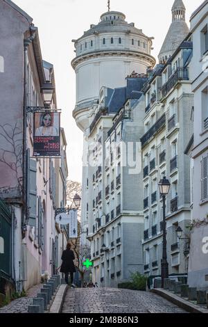 Rue Cortot, Montmartre, Parigi, Francia, guardando verso la Château d'eau 19c (torre dell'acqua) Foto Stock