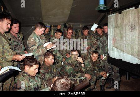 LTC Chris Brown, prima fila, secondo da sinistra, conduce un briefing per il suo staff prima di una missione di formazione durante il team misto sudcoreano/americano Spirit '89. Brown è il comandante di 3rd BN., 22nd INF., 25th INF. Div (Leggero). Subject Operation/Series: TEAM SPIRIT '89 base: Yoju Paese: Repubblica di Corea (KOR) Foto Stock