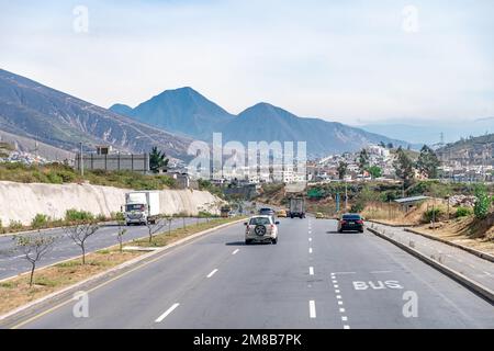 Quito, Ecuador - 26 settembre 2022: Traffico automobilistico in città Foto Stock