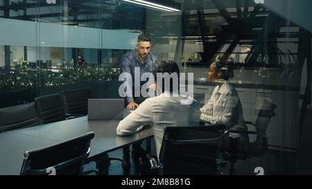 Indiano Arabian leader azienda CEO capo leader maschile business coach uomo con notebook parlare con i colleghi multirazziali diverse uomo e donna aziendale Foto Stock