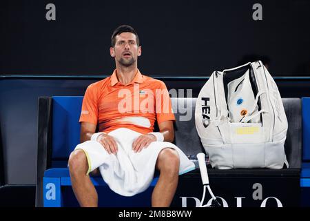 Melbourne, Australia. 13th Jan, 2023. Novak Djokovic della Serbia a un cambio di fine durante una partita di pratica di esposizione contro Nick Kyrgios dell'Australia con i proventi che vanno in beneficenza sulla Rod Laver Arena davanti all'Australian Open 2023 di Melbourne, Australia. Sydney Low/Cal Sport Media/Alamy Live News Foto Stock