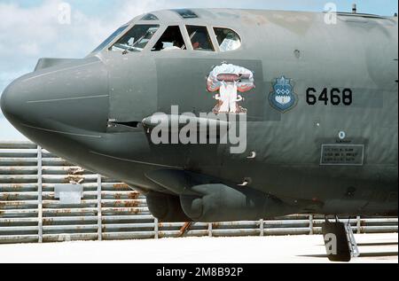 Una vista frontale sinistra di un aereo stratofortezza Wing B-52G del bombardamento del 320th noto come "Eldership". Questo particolare aereo è il più vecchio B-52G nell'inventario dell'aeronautica e sarà ritirato nel luglio 1989. L'aereo è in Guam per l'esercizio del Guerriero Gigante '89. Soggetto operativo/Serie: GUERRIERO GIGANTE '89 Stato: Guam Paese: Isole Marianne Settentrionali (MNP) Foto Stock