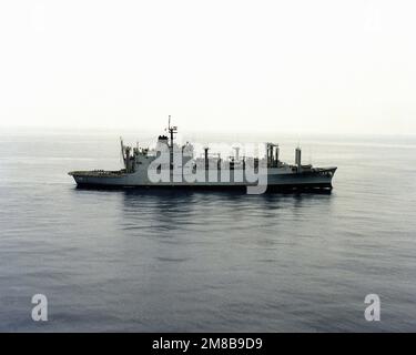 Una vista a dritta della nave munizioni USS KISKA (AE 35). Paese: Oceano Pacifico (POC) Foto Stock