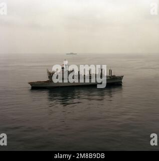 Una vista a dritta della nave munizioni USS KISKA (AE-35). Paese: Oceano Pacifico (POC) Foto Stock