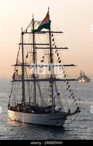 La nave alta della Marina indiana SI INCHINA a Tarangini all'ancora al tramonto, 2005 Foto Stock