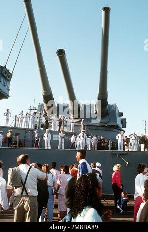 Le pistole da 16 pollici a bordo della nave da guerra USS IOWA (BB-61) incombono sui membri dell'equipaggio mentre la nave attracca nel porto di casa. L'IOWA è tornato a Norfolk a seguito di un'esplosione nella sua torretta di cannoni da 2 16 pollici che ha ucciso 47 membri dell'equipaggio il 19th aprile. L'esplosione si è verificata mentre l'IOWA stava conducendo esercitazioni di canneria di routine a circa 300 miglia a nord-est di Puerto Rico. Base: Norfolk Stato: Virginia (VA) Nazione: Stati Uniti d'America (USA) Foto Stock