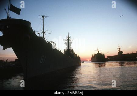 Una vista di prua del porto della nave da guerra USS IOWA (BB-61) al tramonto, nel porto di casa quattro giorni dopo un'esplosione nella torretta di cannoni n. 2 16 pollici ha ucciso 47 del suo equipaggio. Base: Naval Air Station, Norfolk Stato: Virginia (VA) Paese: Stati Uniti d'America (USA) Foto Stock