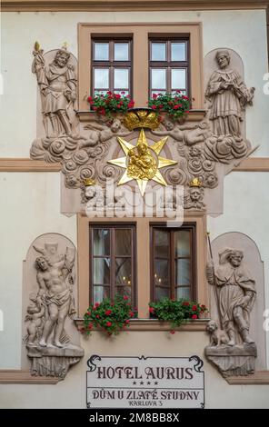 Casa presso il pozzo d'oro (Dum U Zlate studne) edificio a Città Vecchia - Praga, Repubblica Ceca Foto Stock