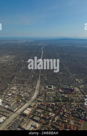 Una vista aerea della Los Angeles Harbor Freeway a Los Angeles, California, USA. Foto Stock