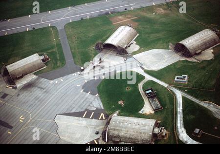 Una vista aerea di un'area hangar sulla base, mostrando un aereo EF-111 di 20th Tactical Fighter Wing, United States Air Force Europe (USAFE), parcheggiato di fronte ad uno degli hangar. Lo Squadrone di combattimento elettronico 42nd, USAFE, ha anche sede a Upper Heyford. Base: RAF Upper Heyford Paese: Inghilterra / Gran Bretagna (ITA) Foto Stock