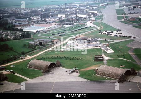 Una vista aerea di un'area hangar sulla base, mostrando un aereo EF-111 di 20th Tactical Fighter Wing, United States Air Force Europe (USAFE), parcheggiato di fronte ad uno degli hangar. Lo Squadrone di combattimento elettronico 42nd, USAFE, ha anche sede a Upper Heyford. Base: RAF Upper Heyford Paese: Inghilterra / Gran Bretagna (ITA) Foto Stock