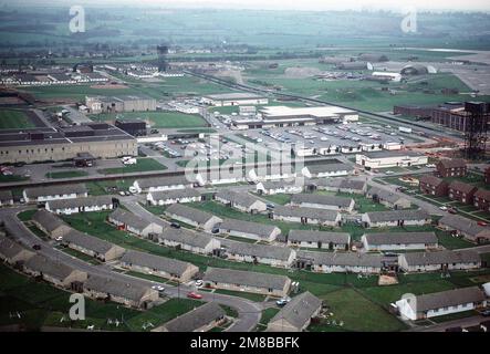 Una vista aerea di una porzione della base, che mostra un'area di alloggiamento in primo piano. 20th Tactical Fighter Wing, USA Air Force Europe (USAFE), e lo Squadrone di combattimento elettronico 42nd, USAFE, hanno sede a Upper Heyford. Base: RAF Upper Heyford Paese: Inghilterra / Gran Bretagna (ITA) Foto Stock