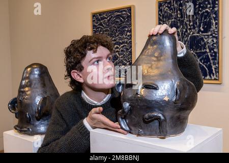 Edimburgo, Regno Unito. 13 gennaio 2023 nella foto: L to R membro dello staff RSA, Tom Hutton con il lavoro Figofago del vincitore del premio 2011, Aleksandra Zawada. La Royal Scottish Academy presenta il nuovo lavoro dei vincitori del RSA Barns-Graham Travel Award 2020 e 2021, Natasha Jensen e Paige Silverman, oltre a condividere il lavoro attuale dei vincitori del passato e a tracciare lo sviluppo della loro pratica negli anni successivi. A fianco è allestita una mostra dell'opera di William Littlejohn, in New Light. Le mostre si svolgono presso la RSA di Edimburgo dal 14 gennaio al 1 marzo 2023. Credito: Rich Dyson/al Foto Stock