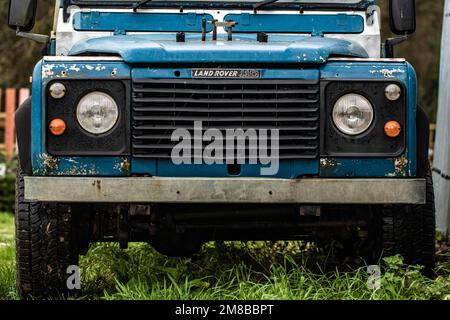 Vecchio classico pick-up Land Rover vicino al capannone di metallo Foto Stock