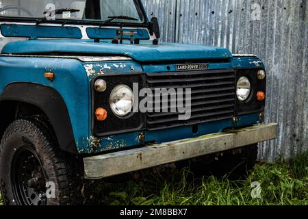 Vecchio classico pick-up Land Rover vicino al capannone di metallo Foto Stock