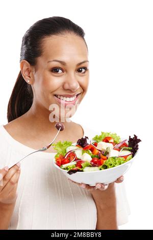 Donna nera, mangiare insalata di verdure e felice per la dieta, la salute prima colazione e vegan isolato in studio sfondo bianco. Ragazza africana, sorridere Foto Stock