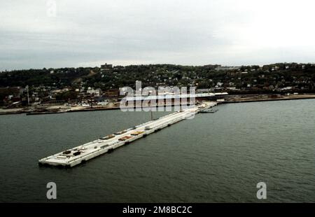 Una vista del molo 1, costruito di recente, prima della sua dedica durante le attività della Fleet Week. Base: Naval Station, New York Stato: New York (NY) Paese: Stati Uniti d'America (USA) Foto Stock