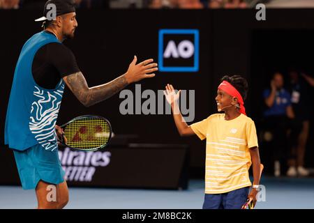 Melbourne, Australia. 13th Jan, 2023. Thaadhie Karunanayake, 10 anni, reagisce con Nick Kyrgios dell'Australia durante una partita di pratica espositiva contro Novak Djokovic di Serbia, con proventi che vanno in beneficenza sulla Rod Laver Arena in vista dell'Australian Open 2023 di Melbourne, Australia. Sydney Low/Cal Sport Media/Alamy Live News Foto Stock