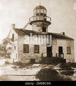 Un'antica foto del 1930 del vecchio faro di Point Loma del 19th° secolo sul punto più a sud-ovest della costa degli Stati Uniti all'entrata della baia di San Diego. Si è rivelato praticamente inutile in condizioni di nebbia ed è stato chiuso il 23 marzo 1891 dopo pochi anni di utilizzo. Foto Stock