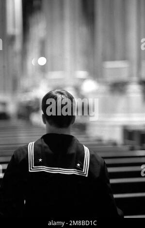 Il compagno del fotografo, AIRMAN Apprentice Glen Albarado, si prende un momento per riflettere all'interno della Cattedrale di San Patrizio mentre è in libertà durante la Fleet Week. Base: New York Stato: New York (NY) Paese: Stati Uniti d'America (USA) Foto Stock