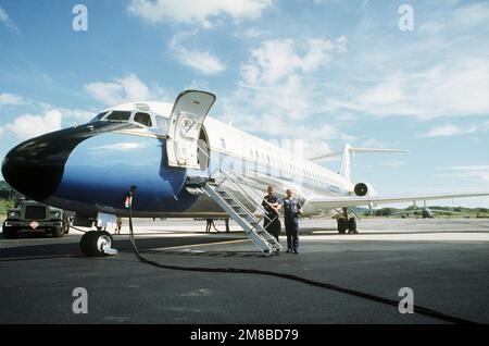 I membri dell'equipaggio aspettano sulla pista alla porta di un aereo C-9C Nightingale inviato per prendere l'ambasciatore americano Arthur Davis. Base: Howard Air Force base Paese: Panama (PAN) Foto Stock