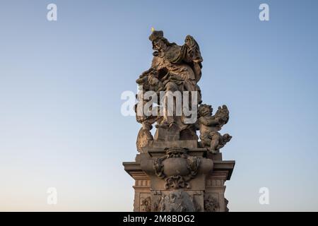 Statua di Santa Ludmila al Ponte Carlo - Praga, Repubblica Ceca Foto Stock