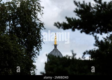 Statua di Light and Life, dorata in foglia d'oro a 23 carati sull'ex quartier generale della Co-operativa Wholesale Society, Morrison Street, Glasgow, Scozia, Regno Unito, Europa Foto Stock