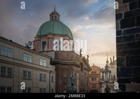 St Chiesa di Francesco d'Assisi (Chiesa di San Francesco Seraph) in Piazza Krizovnicke al tramonto - Praga, Repubblica Ceca Foto Stock