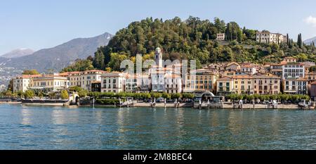 vista panoramica dal lago di bellagio sul lago di como giorno di sole Foto Stock