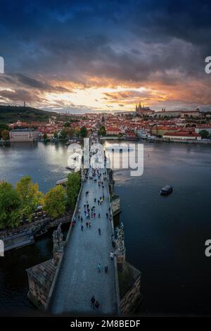 Veduta aerea del Ponte Carlo al tramonto con lo skyline del Castello di Praga - Praga, Repubblica Ceca Foto Stock