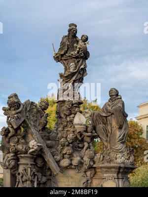 Statue di Madonna e San Bernardo al Ponte Carlo - Praga, Repubblica Ceca Foto Stock