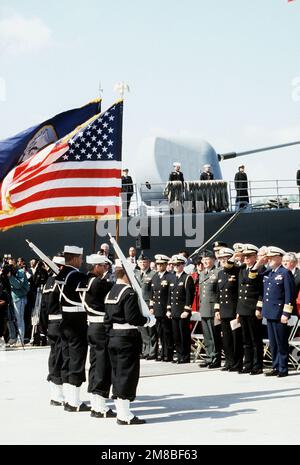 I colori vengono presentati durante la cerimonia di dedicazione per il nuovo Pier 1, parte delle attività della Fleet Week. Base: Naval Station, New York Stato: New York (NY) Paese: Stati Uniti d'America (USA) Foto Stock