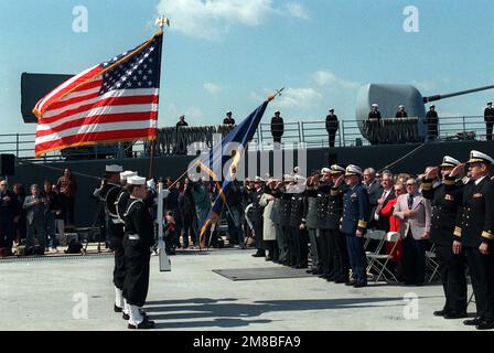 I colori sono presentati durante la dedicazione del nuovo Pier 1, parte delle attività della Navy Fleet Week. Base: Naval Station, New York Stato: New York (NY) Paese: Stati Uniti d'America (USA) Foto Stock