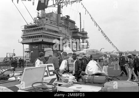 I visitatori possono vedere le esposizioni sul ponte di volo della portaerei USS FORRESTAL (CV 59) durante una casa aperta tenuta nell'ambito della Fleet Week. Base: New York Stato: New York (NY) Paese: Stati Uniti d'America (USA) Foto Stock